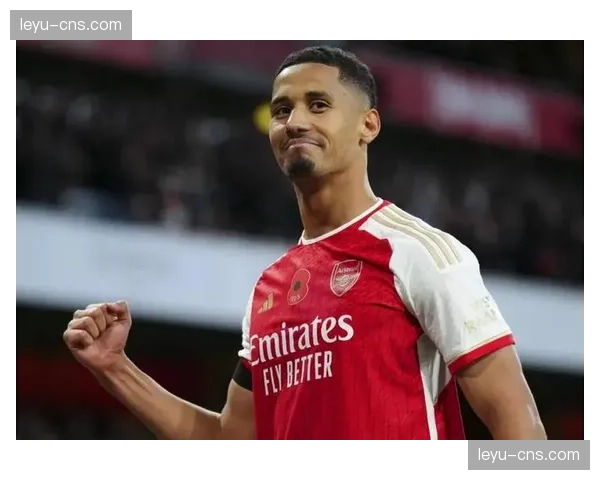 瞬间聚焦：角球防守中，阿森纳中卫萨利巴指挥队友布防，精确卡住每名进攻球员