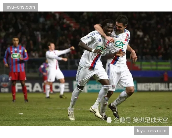 里昂主帅赛前发布会确认,将针对特鲁瓦的边路防守弱点部署任意球战术 里昂主帅赛前发布会确认,将针对特鲁瓦的边路防守弱点部署任意球战术